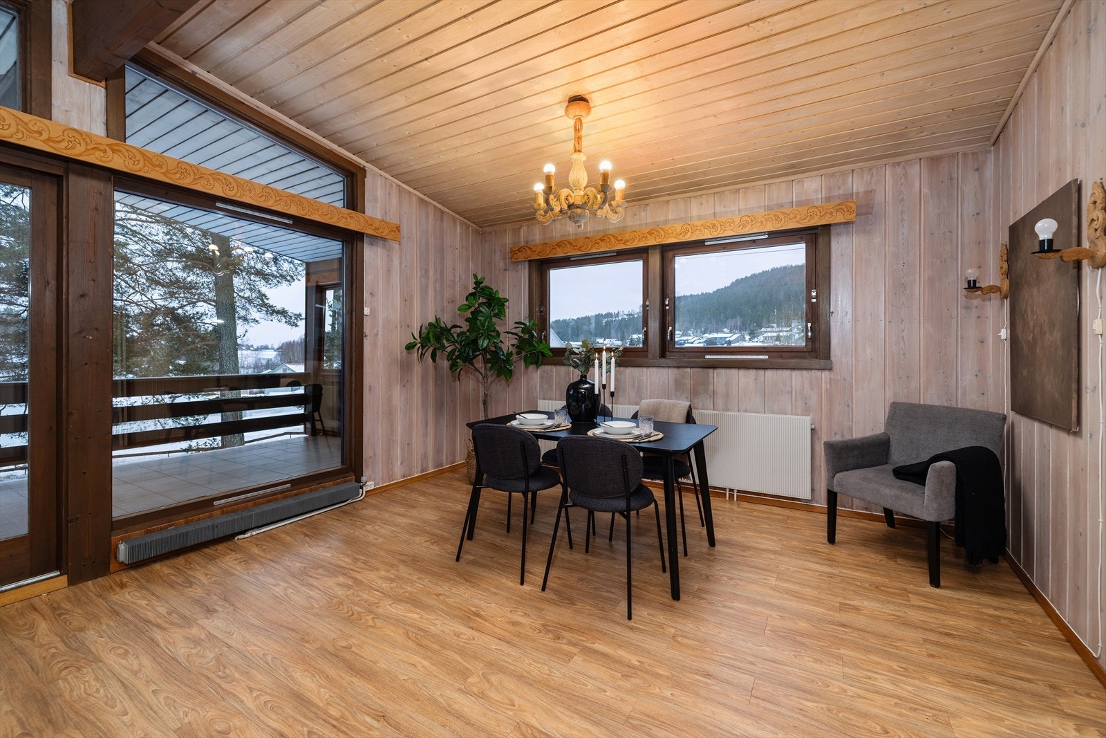 Fra spisestuen er det også utgang til den overbygde verandaen. Galleribilde