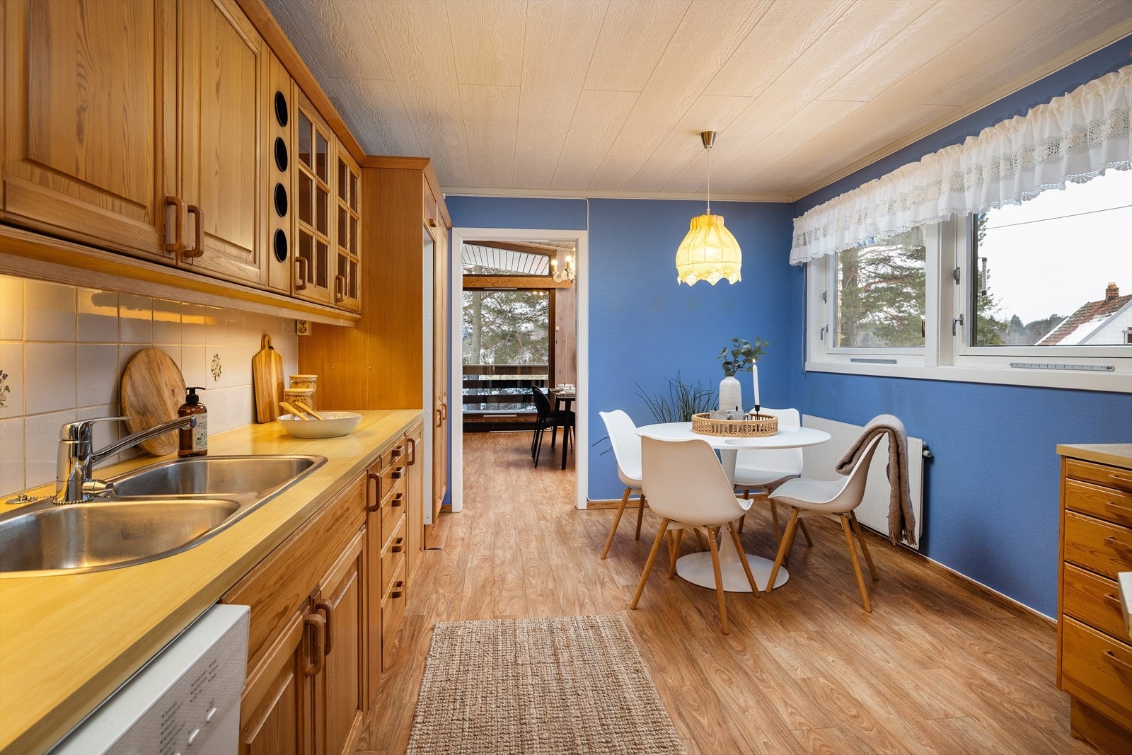 Innredningen har profilerte fronter i heltre og en benkeplate i laminat. Galleribilde