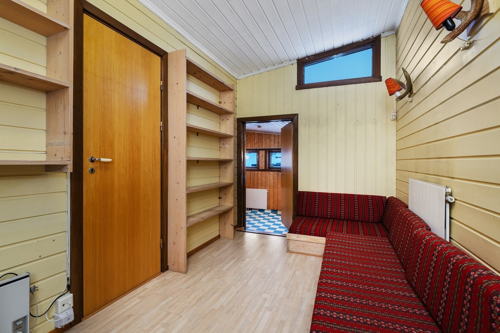 Fra vaskerommet er det adkomst til dette disponible rommet med lagringsplass. Galleribilde