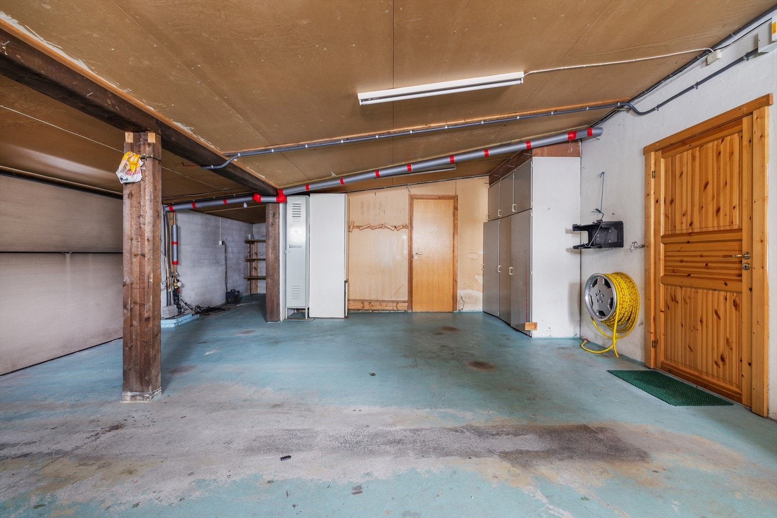 Garasjen på ca. 52 m² har plass til to biler og direkte inngang til boligen. Galleribilde