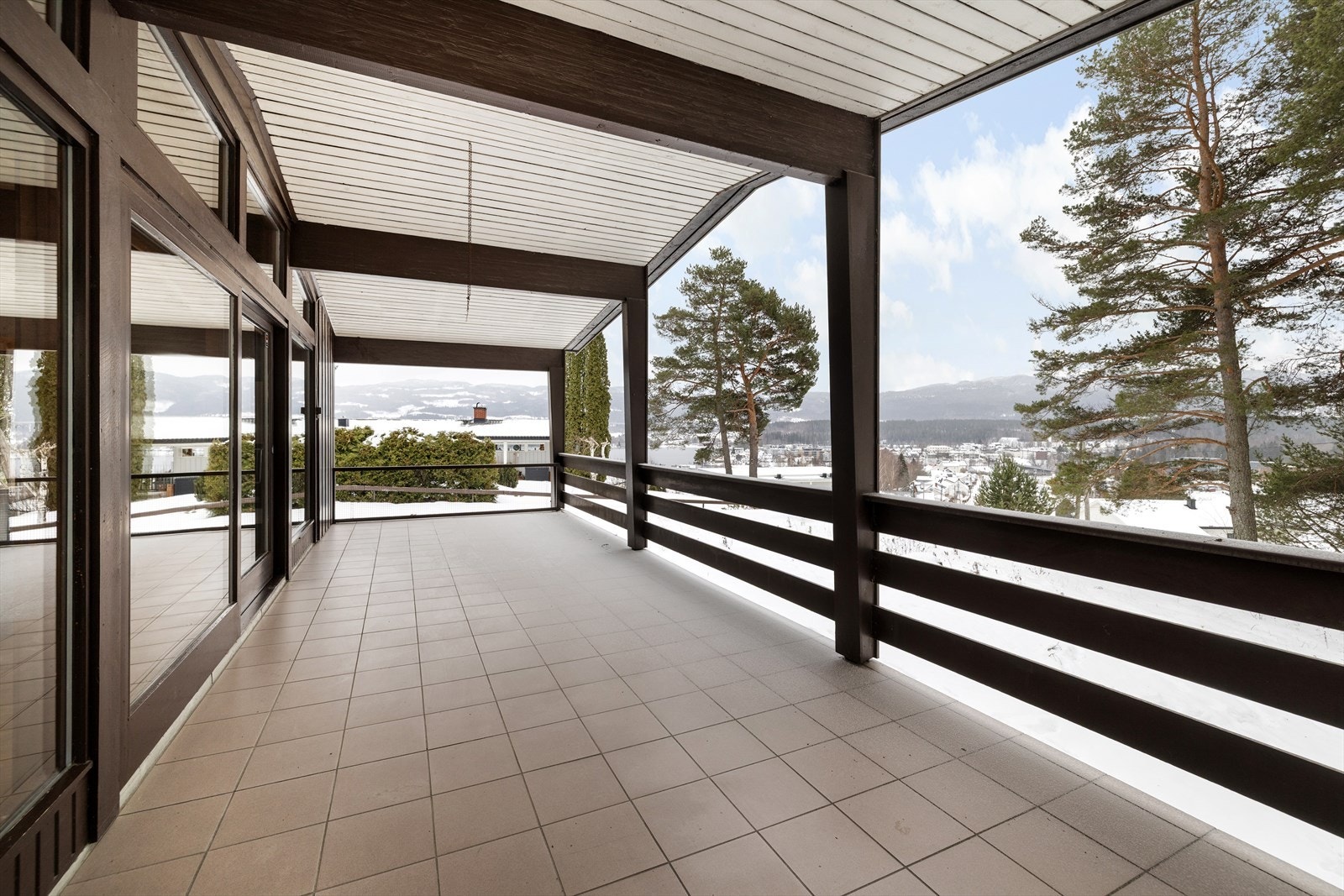 Stor overbygget uteplass med nydelig utsikt til Randsfjorden Galleribilde