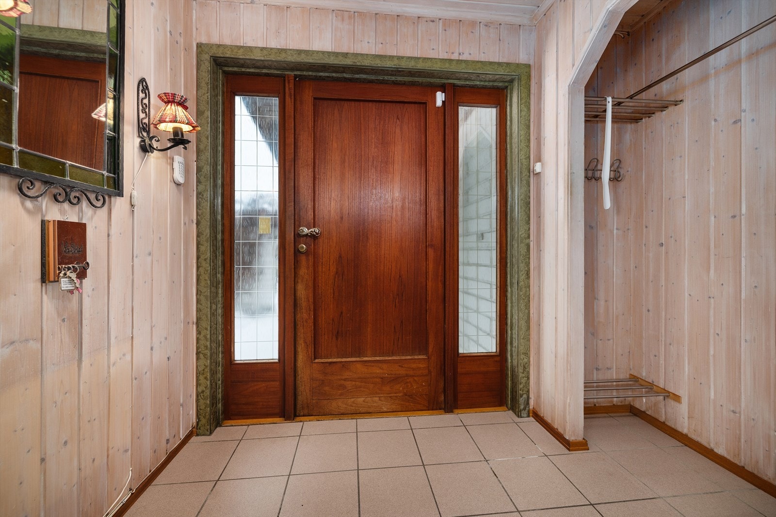 Velkommen inn i en entré med flislagt gulv og plass til yttertøy. Galleribilde