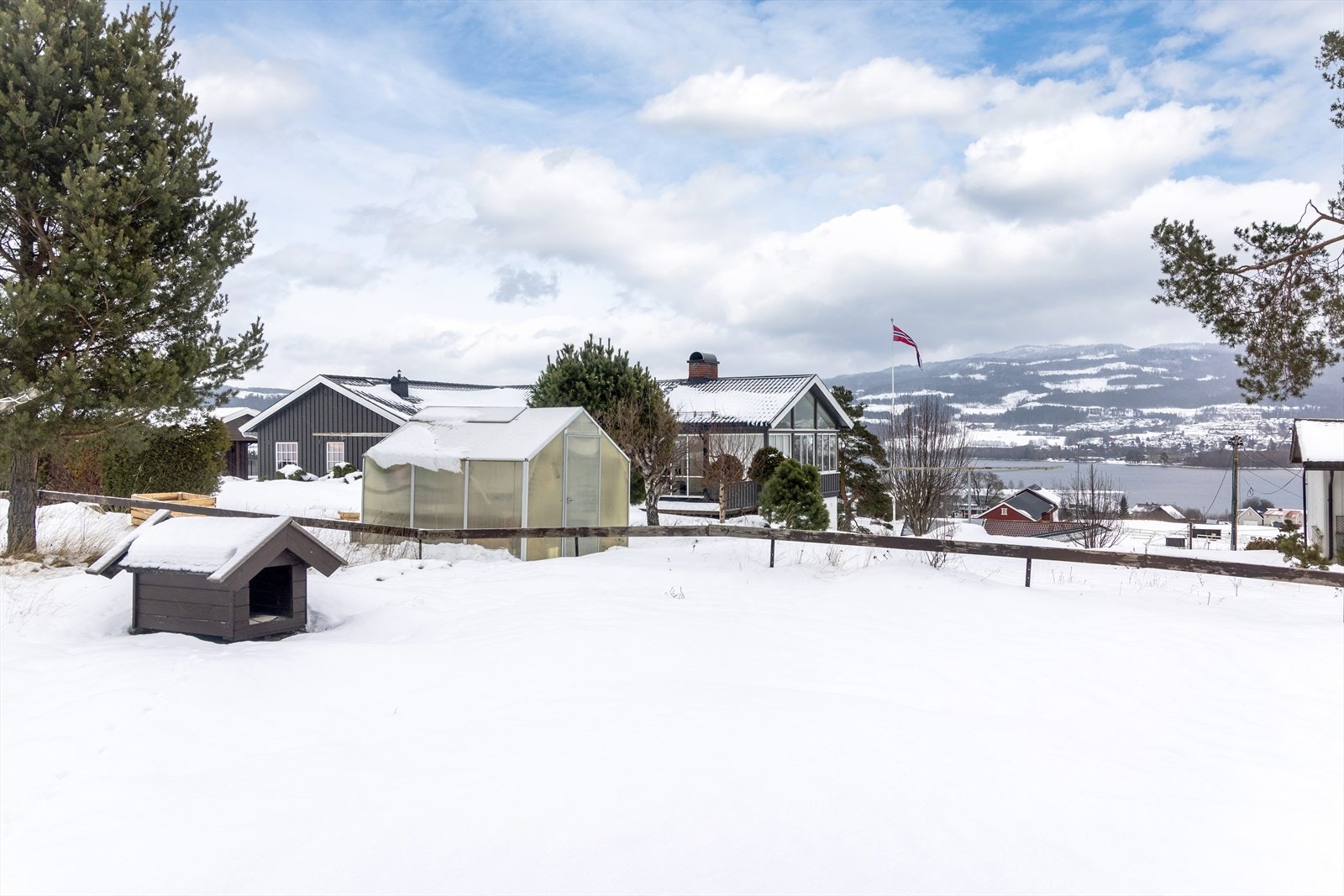Fra eiendommen er det utsikt mot Randsfjorden og gangavstand til Hadeland Glassverk. Galleribilde