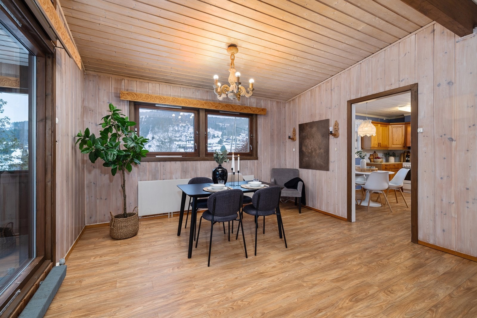 Spisestuedelen har god plass til selskapeligheter og ligger i åpen forbindelse med stuen. Galleribilde