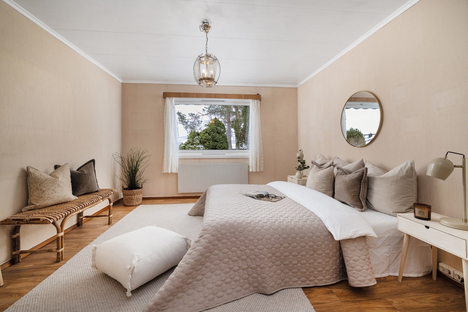 Hovedsoverommet er romslig med plass til dobbeltseng og oppbevaringsmøbler. Galleribilde