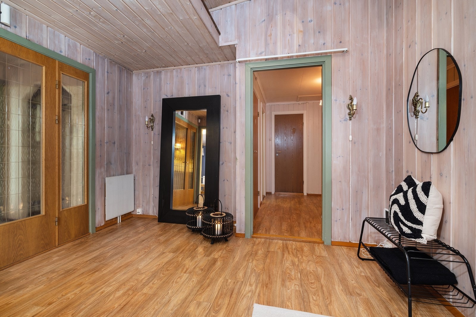 Fra entreen åpner boligen seg opp med en romslig gang som leder videre inn. Galleribilde