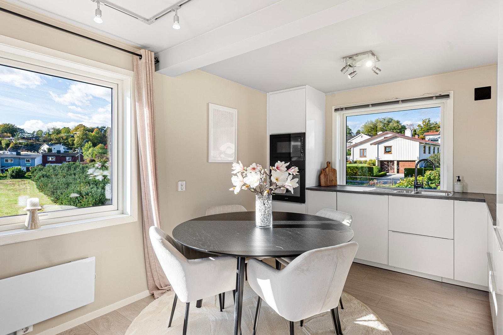 Kjøkkenet har integrerte hvitevarer i form av induksjonstopp, stekeovn, mikrobølgeovn, oppvaskmaskin, kjøl/frys og ventilator. Galleribilde