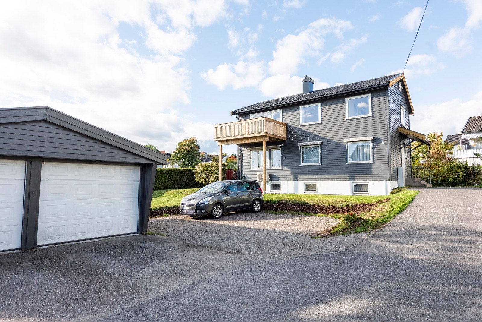 Det medfølger en halvpart av dobbelgarasje på ca. 18 kvm Galleribilde