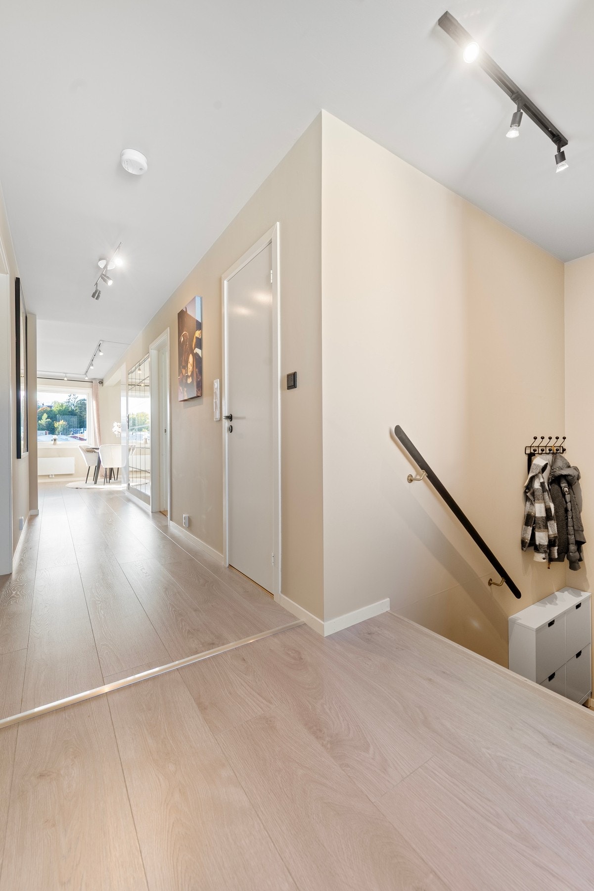 Entreen har enstavs laminatgulv og slette overflater med listefritt til himling Galleribilde