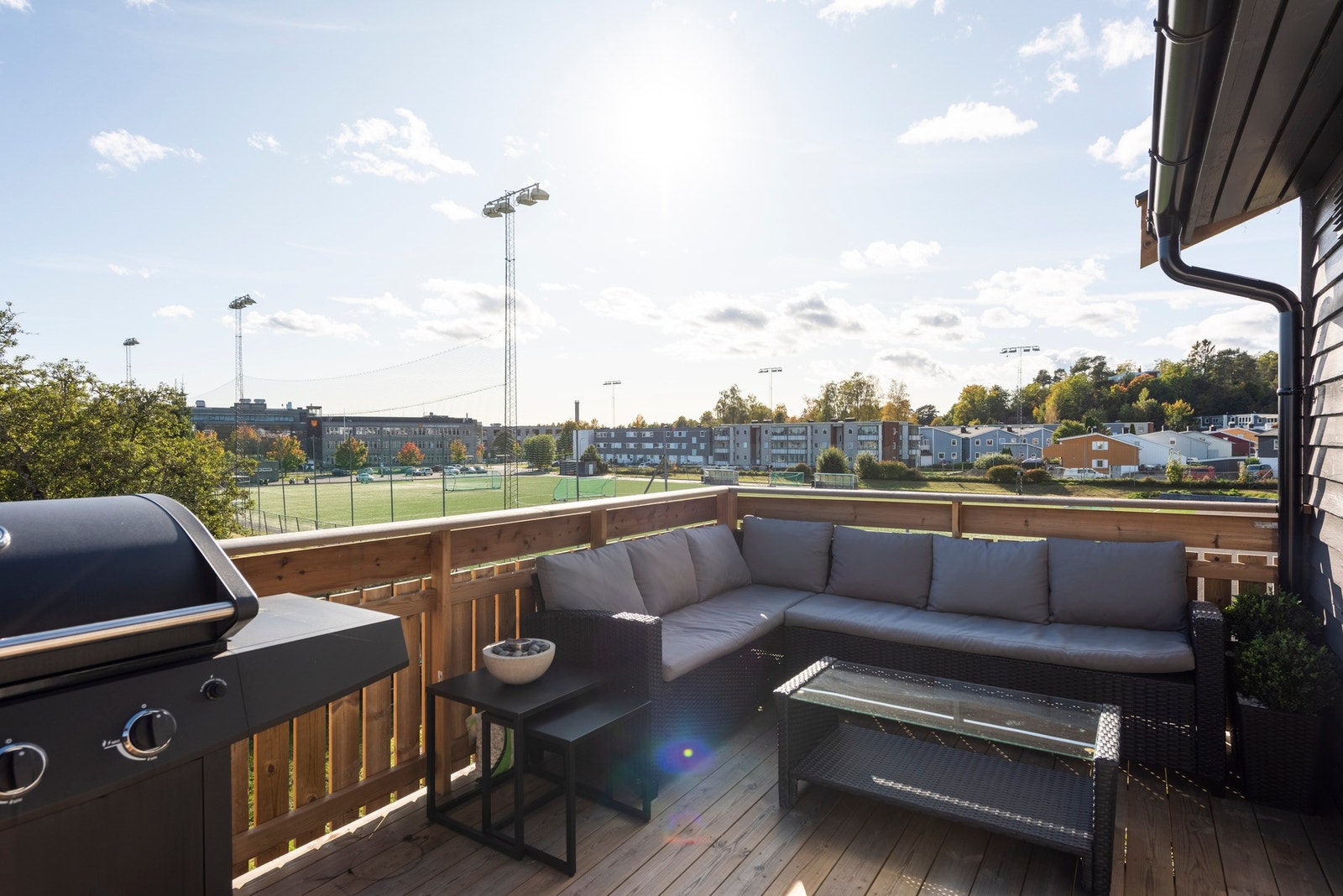 Verandaen ble bygd ny i 2022 og har adkomst fra stuen. Galleribilde