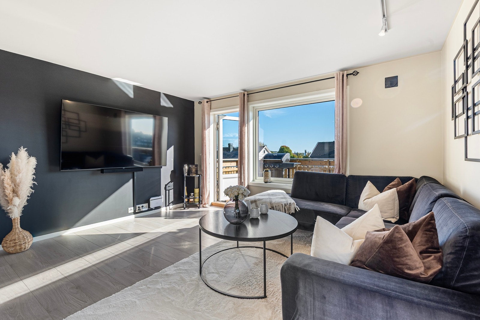 Vegger og himling har listefri overgang og er malt i beigefarge. Galleribilde