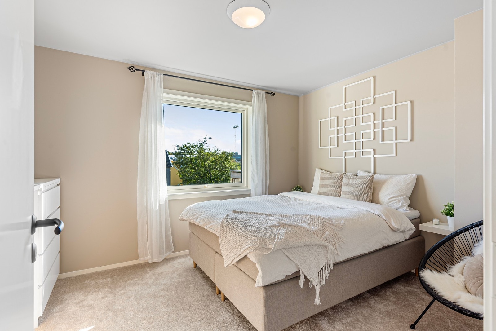 Soverommene har lysmalte overflater. Det er ikke lenger gulvteppe, men laminat på gulvet. Galleribilde