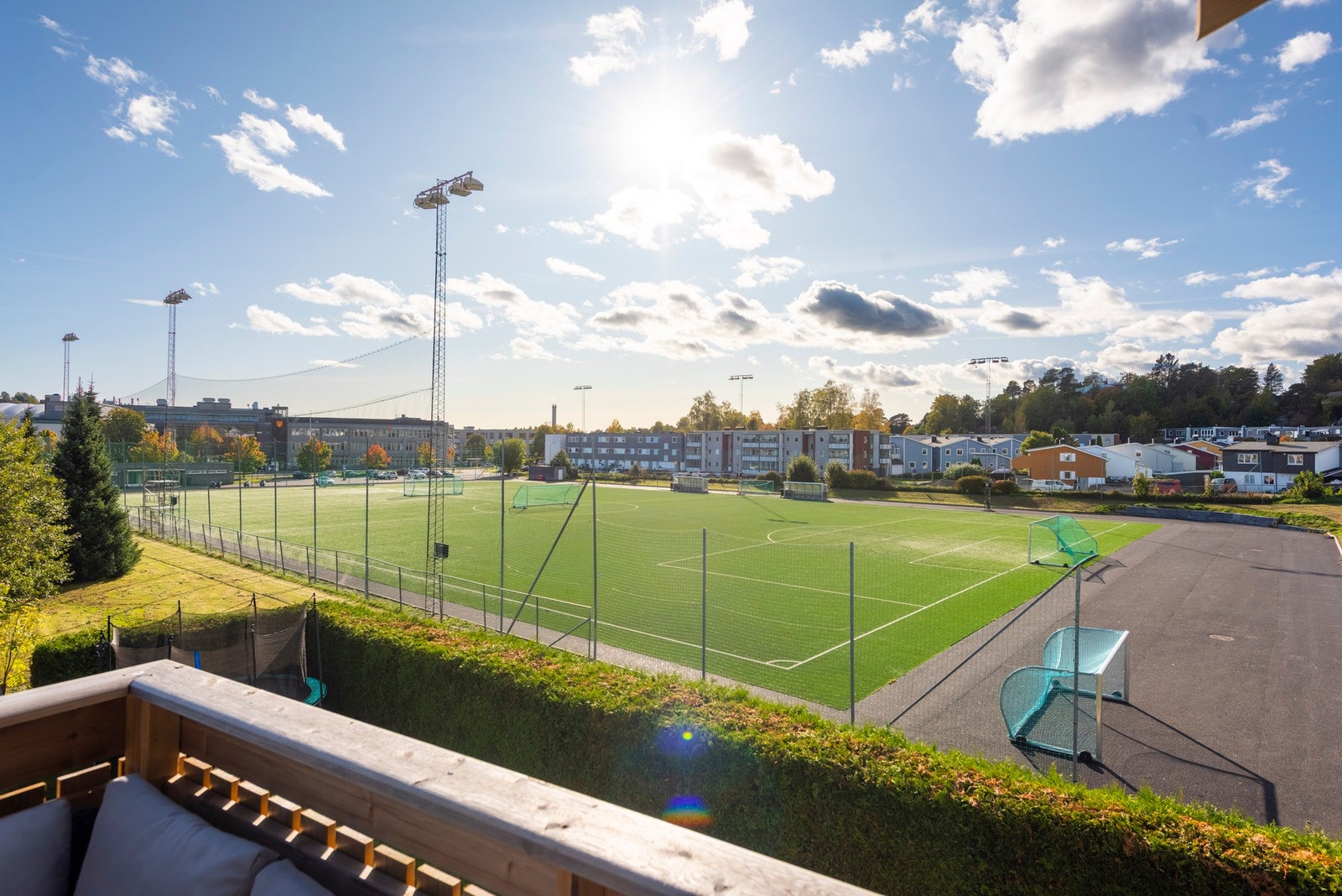 Utsikten er dessuten fin over nabolaget, samt fotballbanene som ligger like ved. Galleribilde