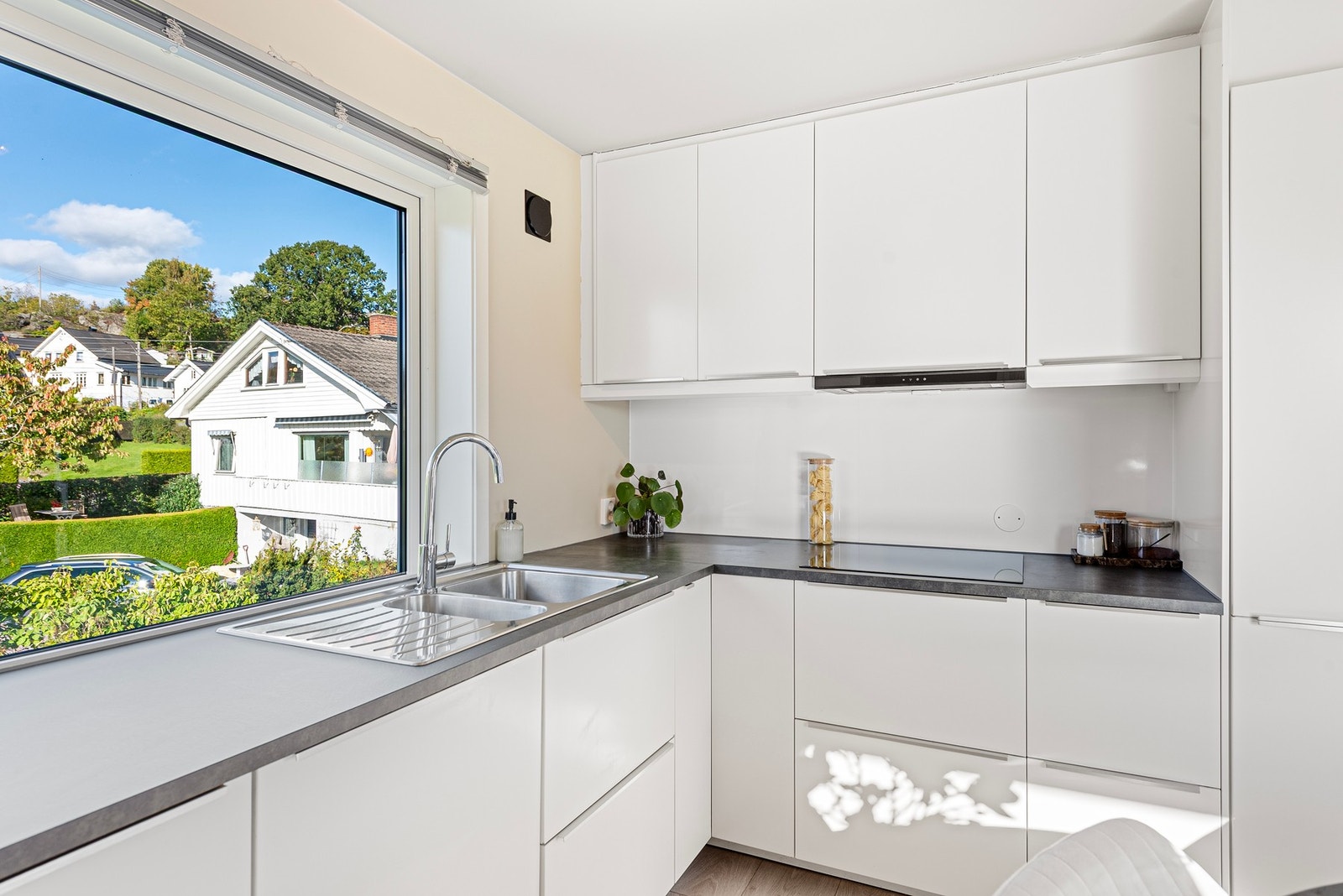 Det er montert komfyrvakt ved ventilatoren og vannfast plate på vegg bak koketoppen Galleribilde