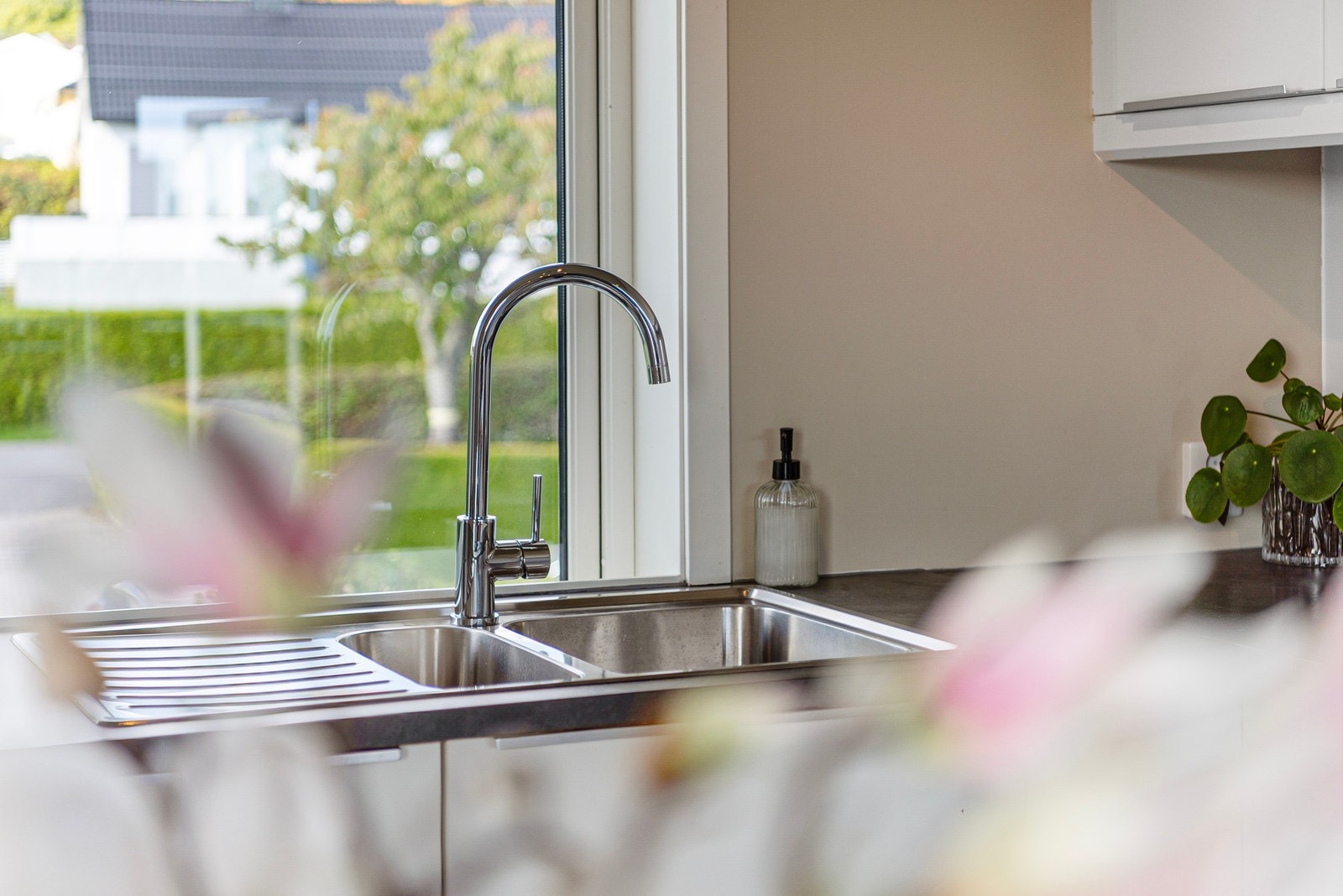 Foran kjøkkenvinduet er det nedfelt stålbeslag med to kummer og avrenningsfelt. Galleribilde