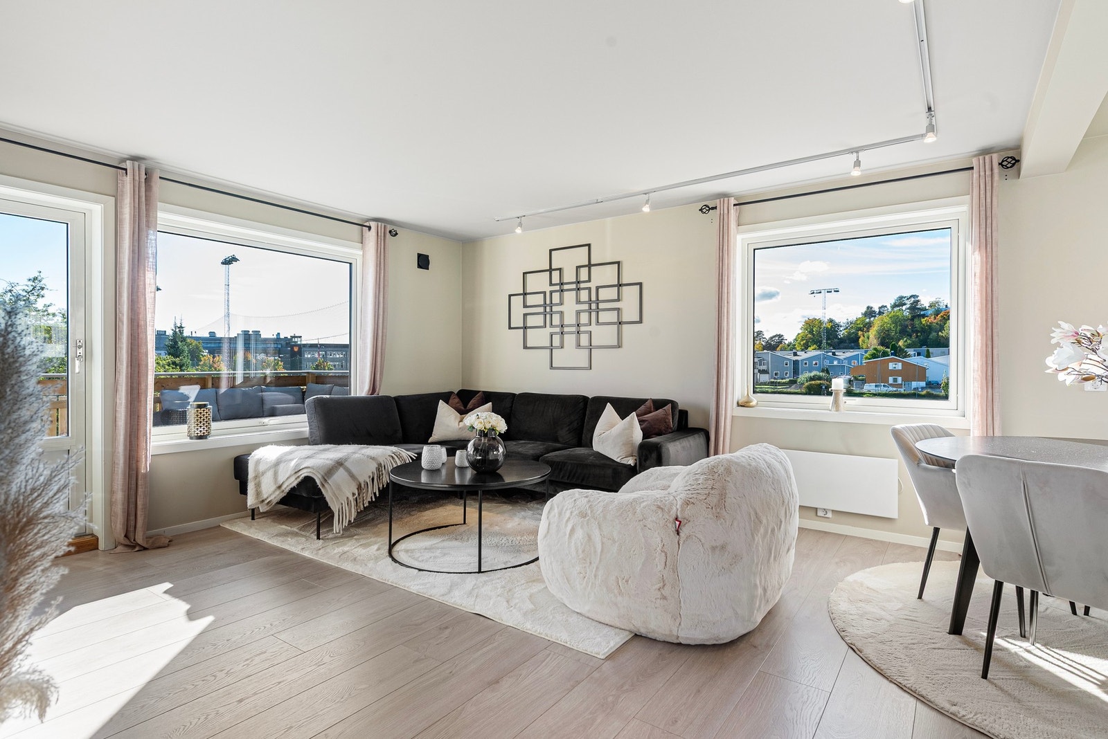 Spotskinner i taket med stillbare lamper gir god belysning på ettermiddager/kvelder. Galleribilde