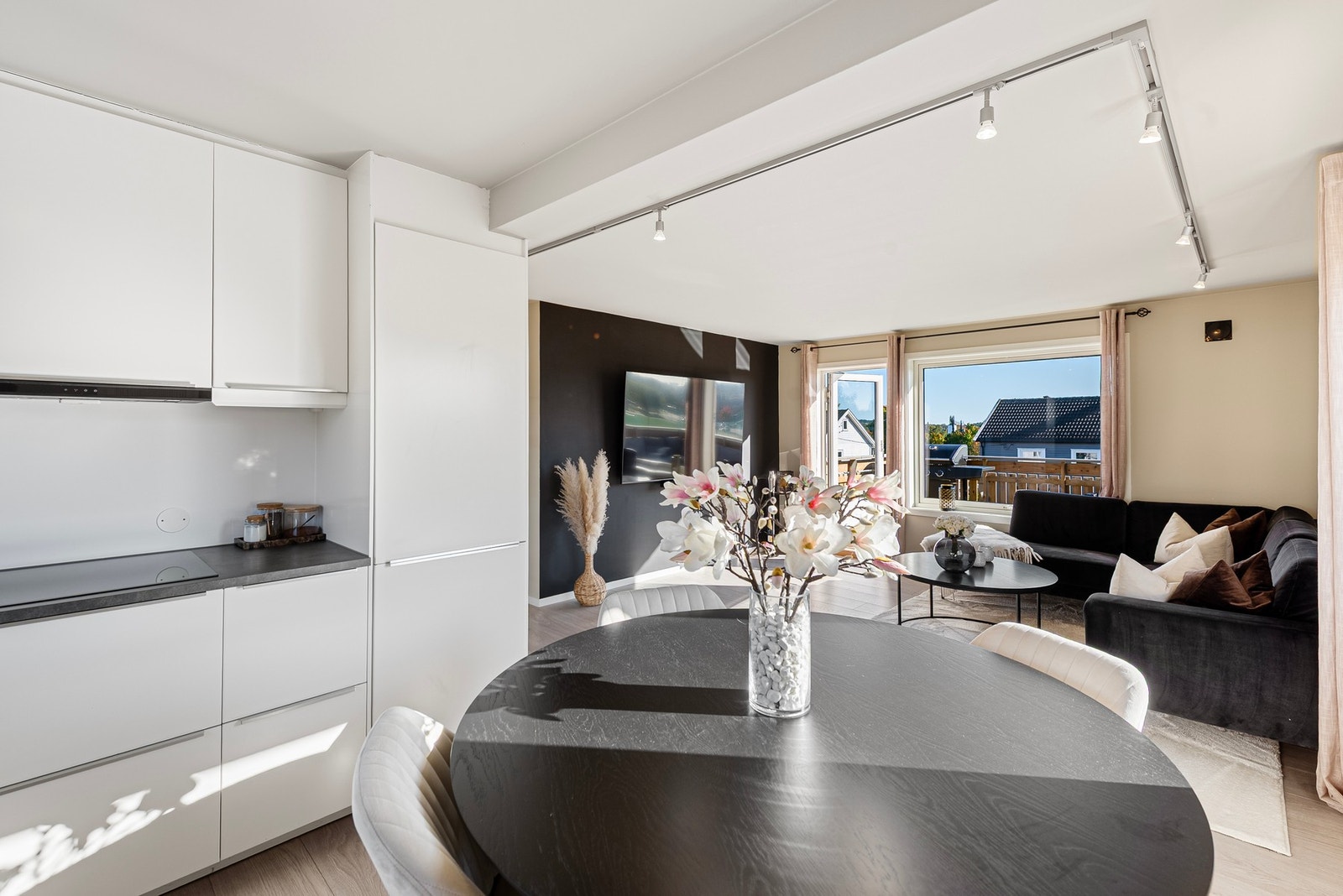 For øvrig har kjøkkensonen like overflater som i stuen. Galleribilde