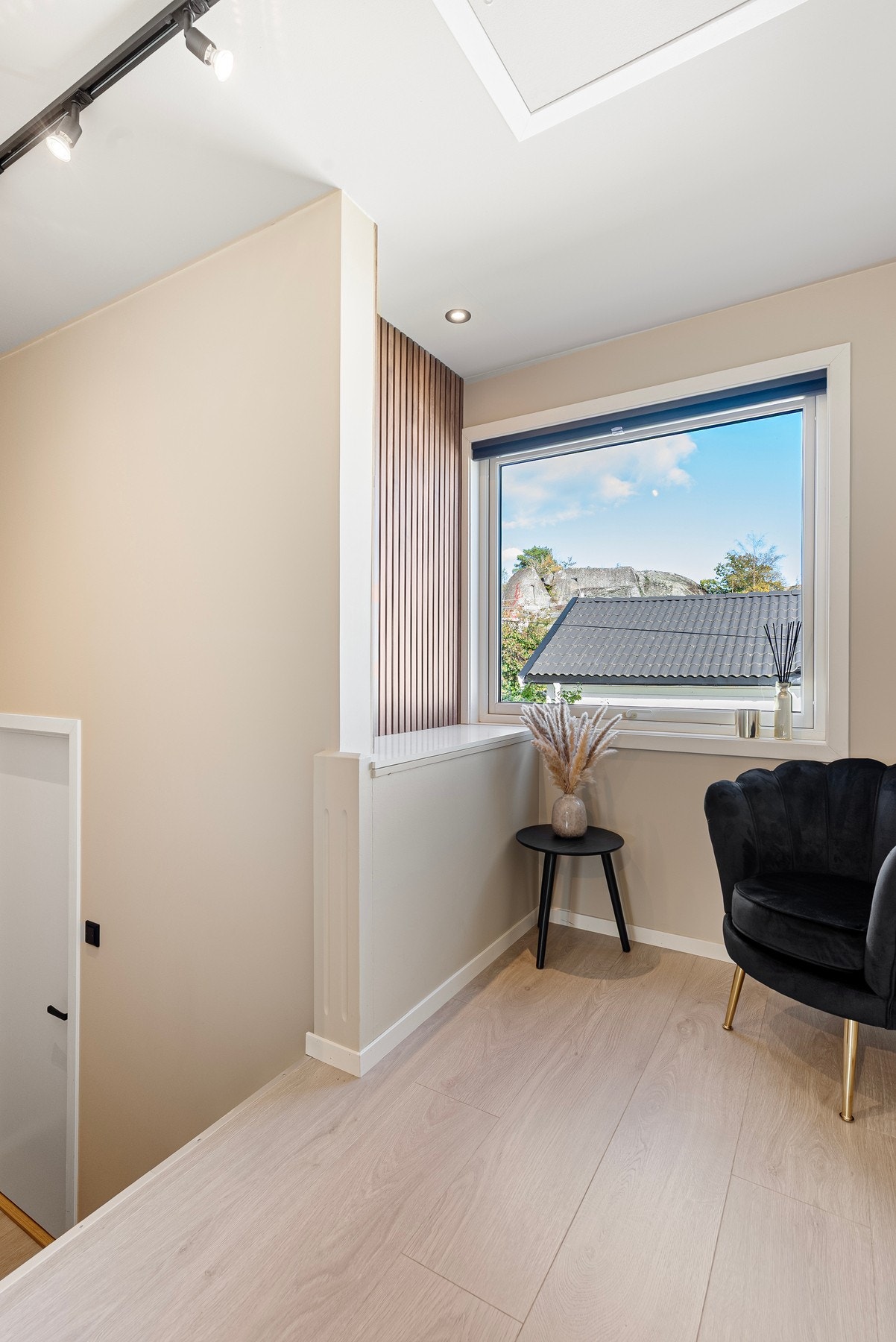 Leiligheten har en stilig entré som ligger ett halvplan lavere enn øvrige rom. Galleribilde