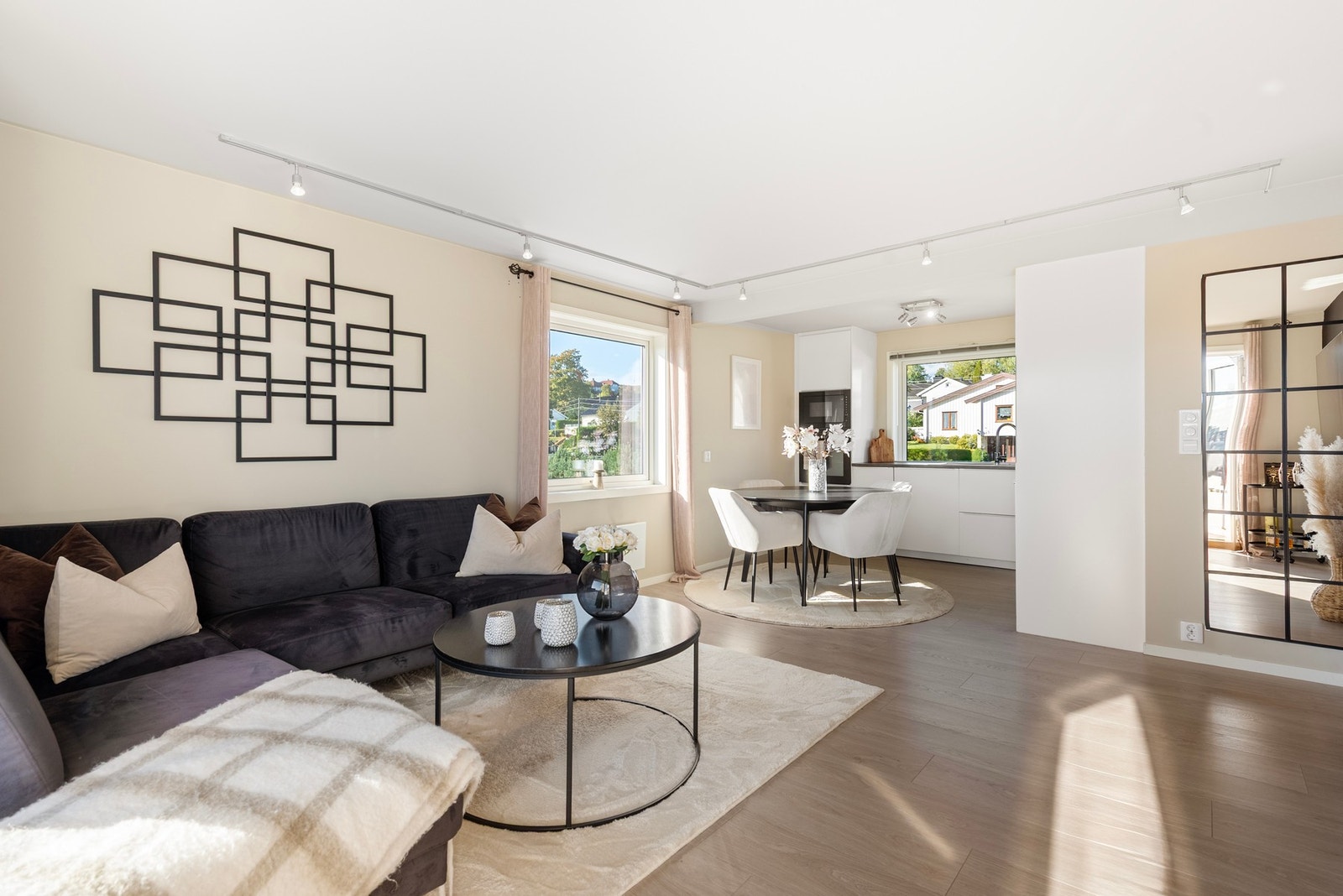 Kjøkkeninnredningen er montert i L-form langs to vegger, som gir gulvflate til å møblere med spisebord i overgang til stuen. Galleribilde