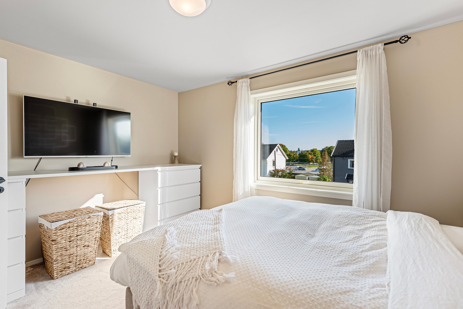 Soverom. Det er ikke lenger gulvteppe, men laminat på gulvet. Galleribilde