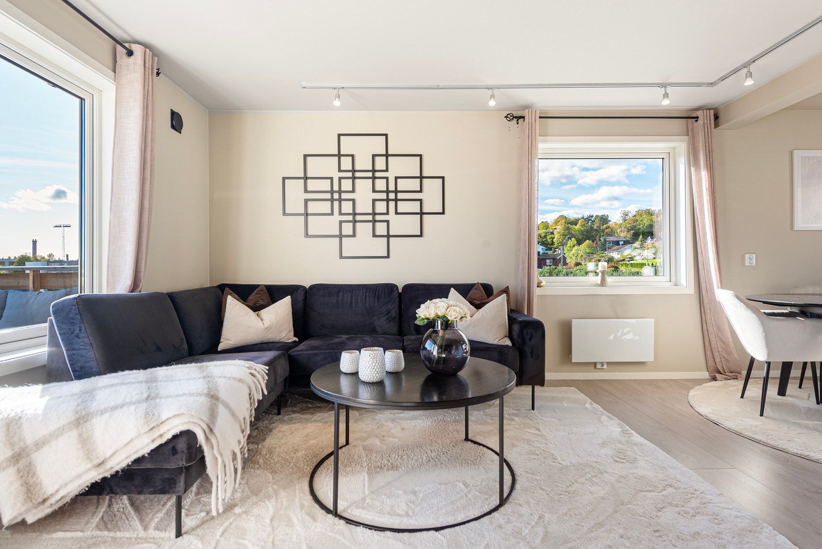 Rommet har tidsriktige, slette overflater og enstavs laminat. Galleribilde