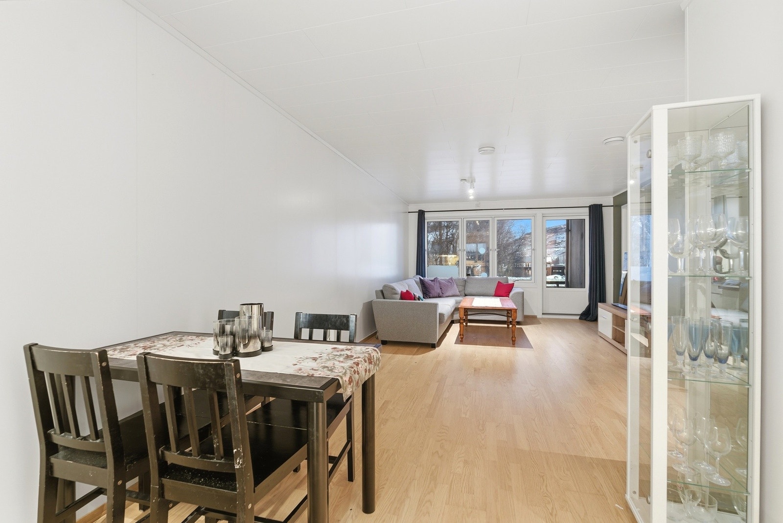 Ved kjøkkenet er det også plass til en mindre spisegruppe Galleribilde