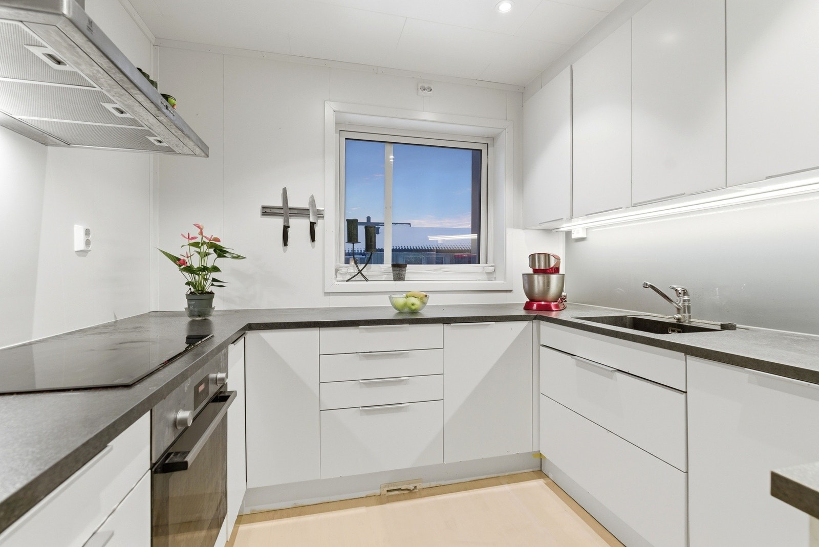 Godt med benkeplass og utsikt gjør matlagningen en fryd Galleribilde