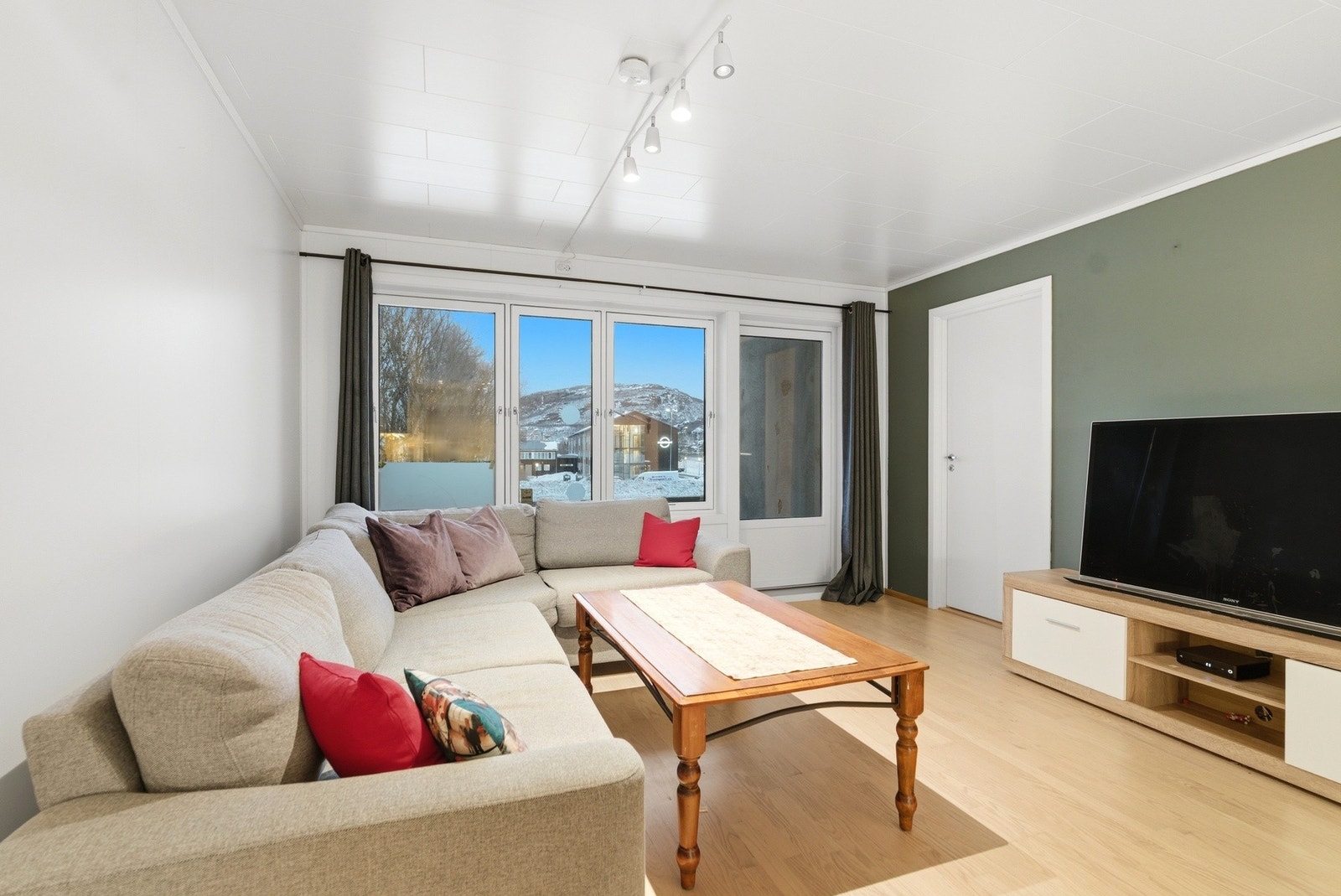 Fra stuen er det også utgang til balkong Galleribilde