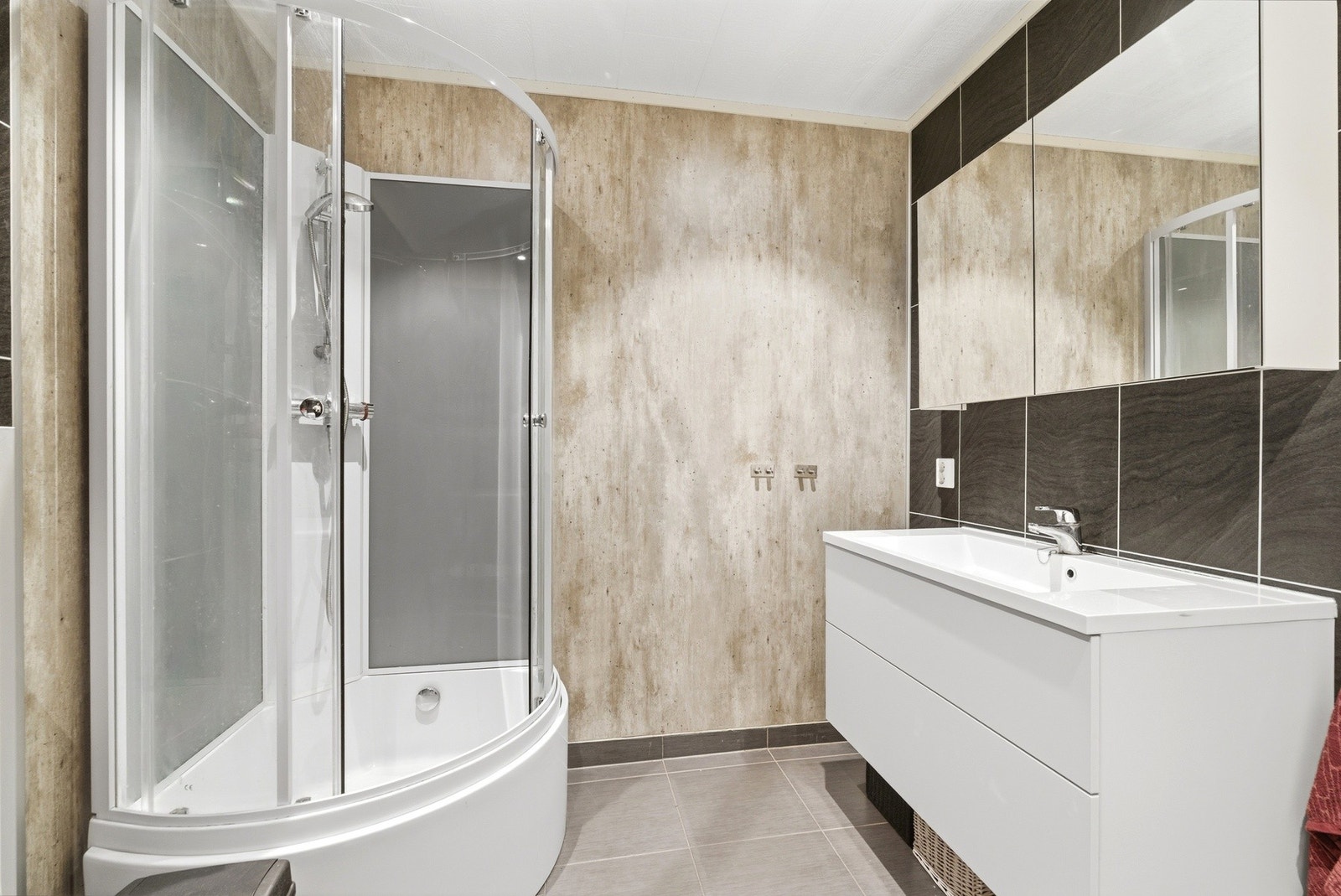 En fin plass for morgenstellet, med god oppbevaringsplass i baderomsinnredningen og speilskapet over Galleribilde