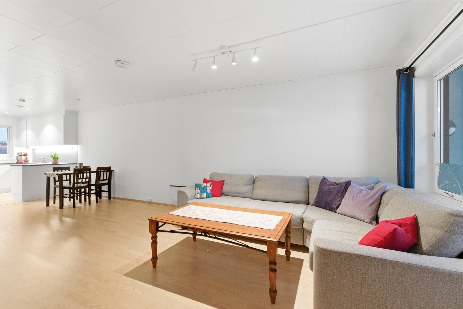 En åpen stue/kjøkken løsningen gir en romslig følelse Galleribilde