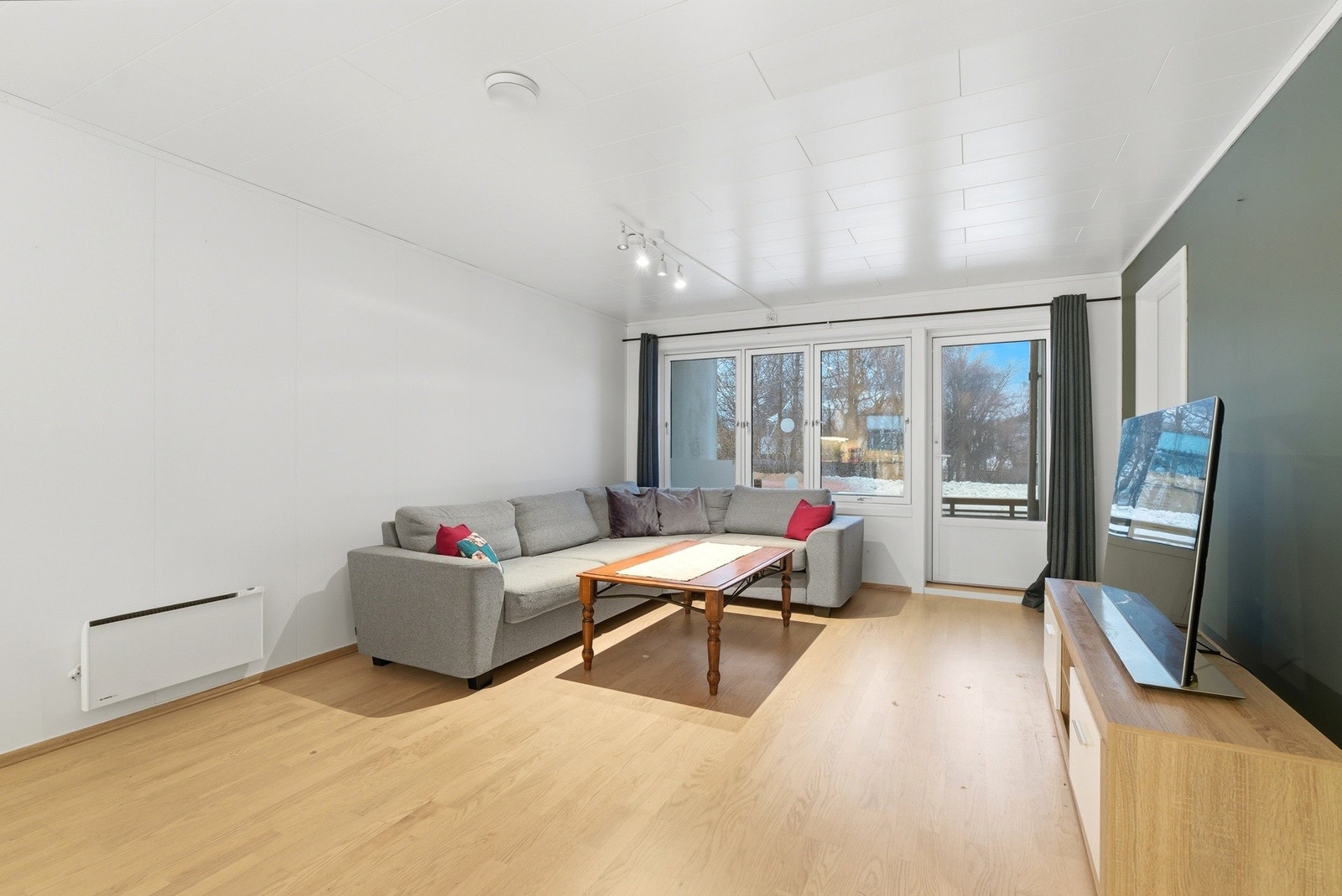 I stuen møtes vi av store vindusflater som slipper inn rikelig med lys Galleribilde