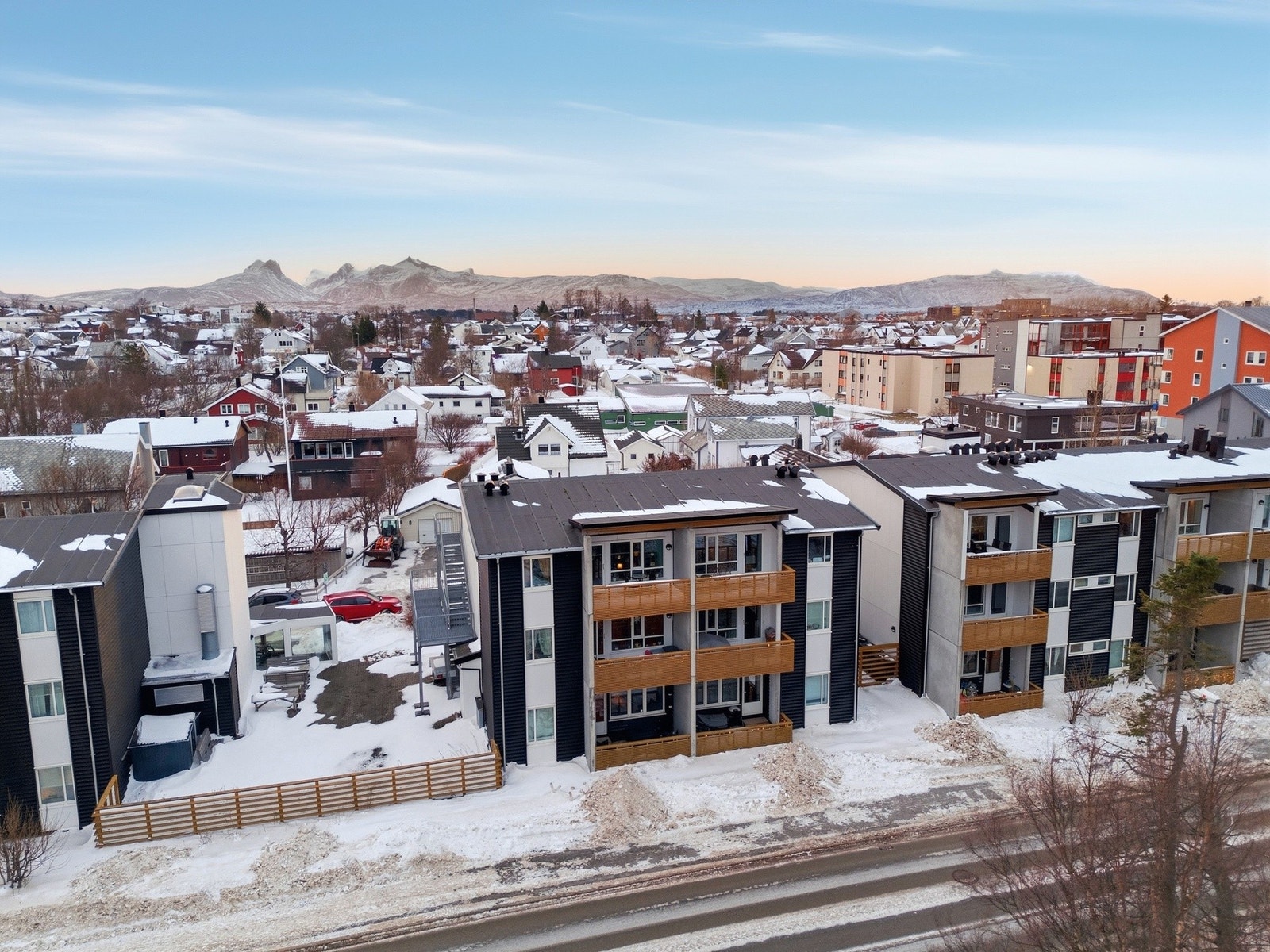 Offentlig kommunikasjon er lett tilgjengelig, med busstoppet Flatvoll Rønvikveien kun ca. 3 minutters gange unna Galleribilde