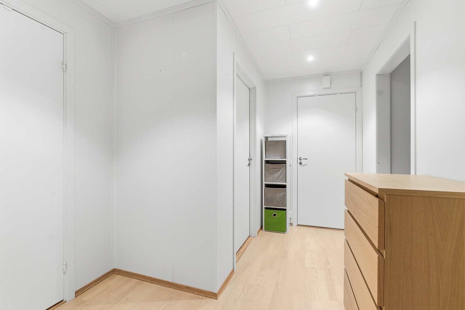 Fra venstre: bod, soverom, entré rett fram og inngang til kjøkken på høyre. Galleribilde