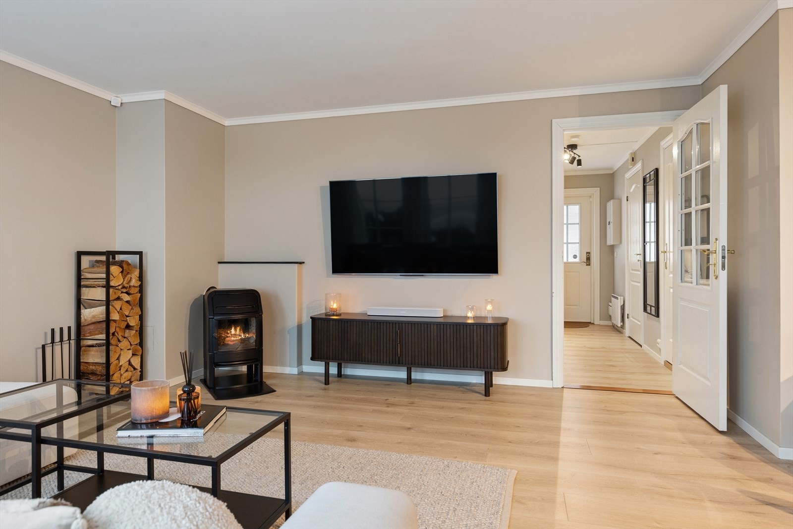 Vedovn i stue. Galleribilde