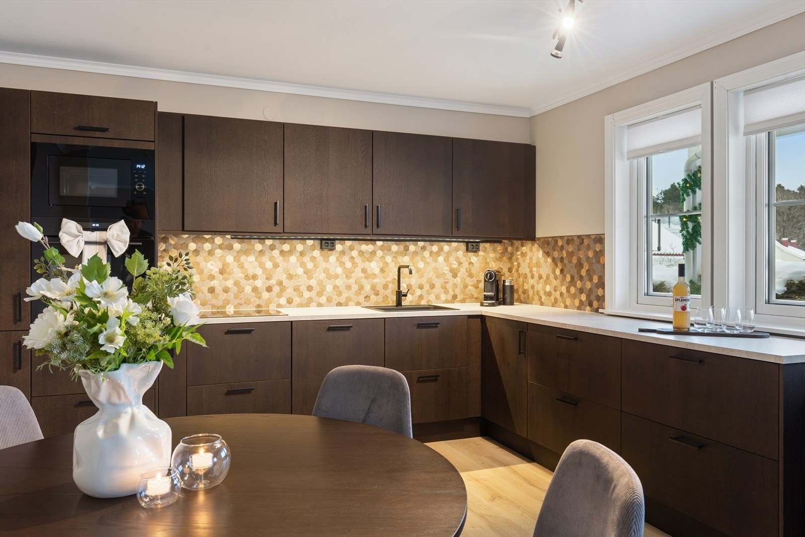 Velutstyrt og godt utnyttet kjøkken. Galleribilde