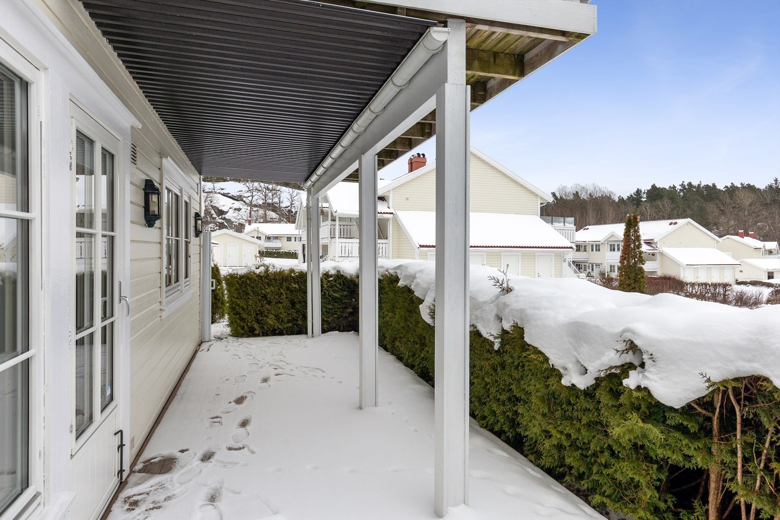 Terrassen vender mot syd og er usjenert. Galleribilde