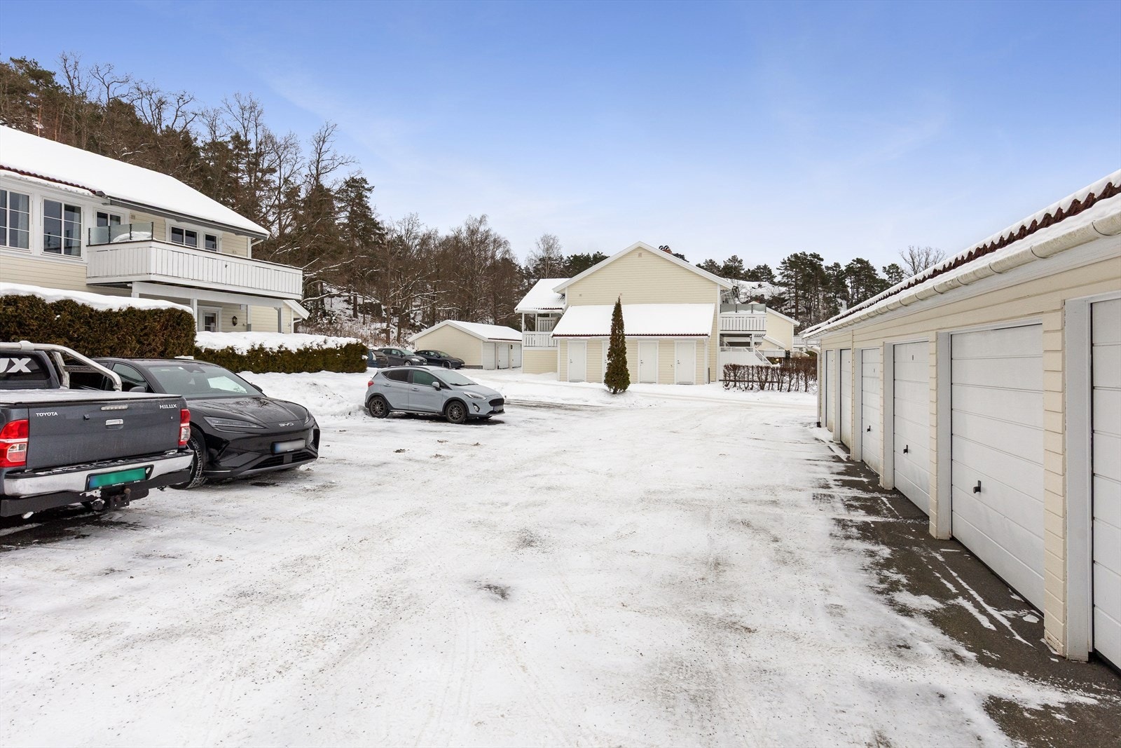 Garasje i felles rekke rett ved boligen. Galleribilde