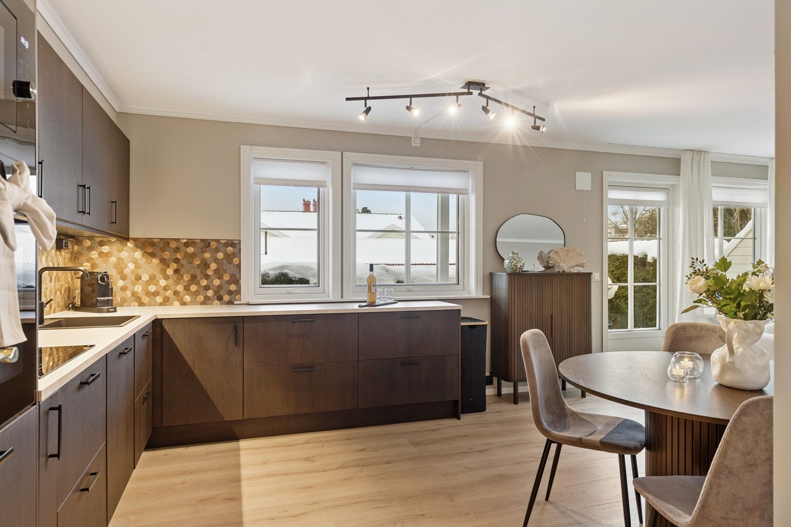 God arbeidsbenk som er forlenget forbi vinduene. Galleribilde