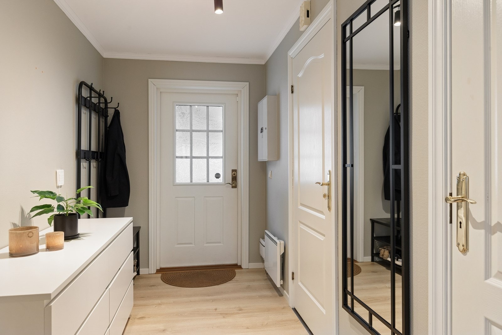Romslig og fin entré, med god plass til garderobeskap. Galleribilde