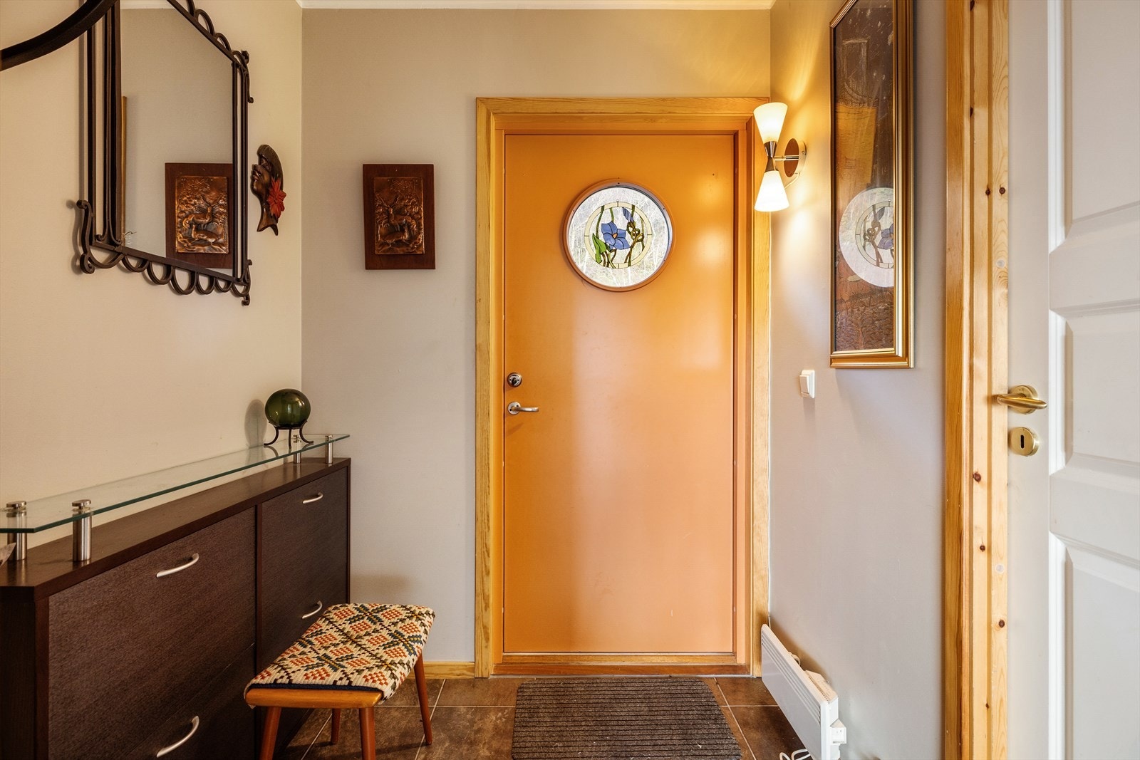 - Her er det plass til oppbevaring av sko og yttertøy - Galleribilde