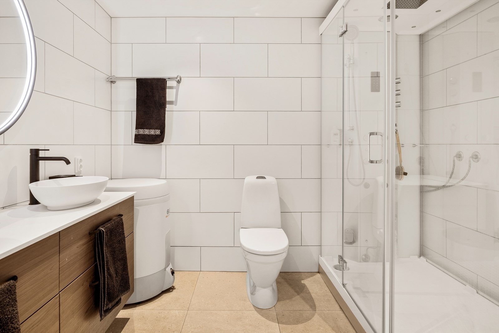 - Flott, helfliset bad med behagelige varmekabler i gulv - Galleribilde