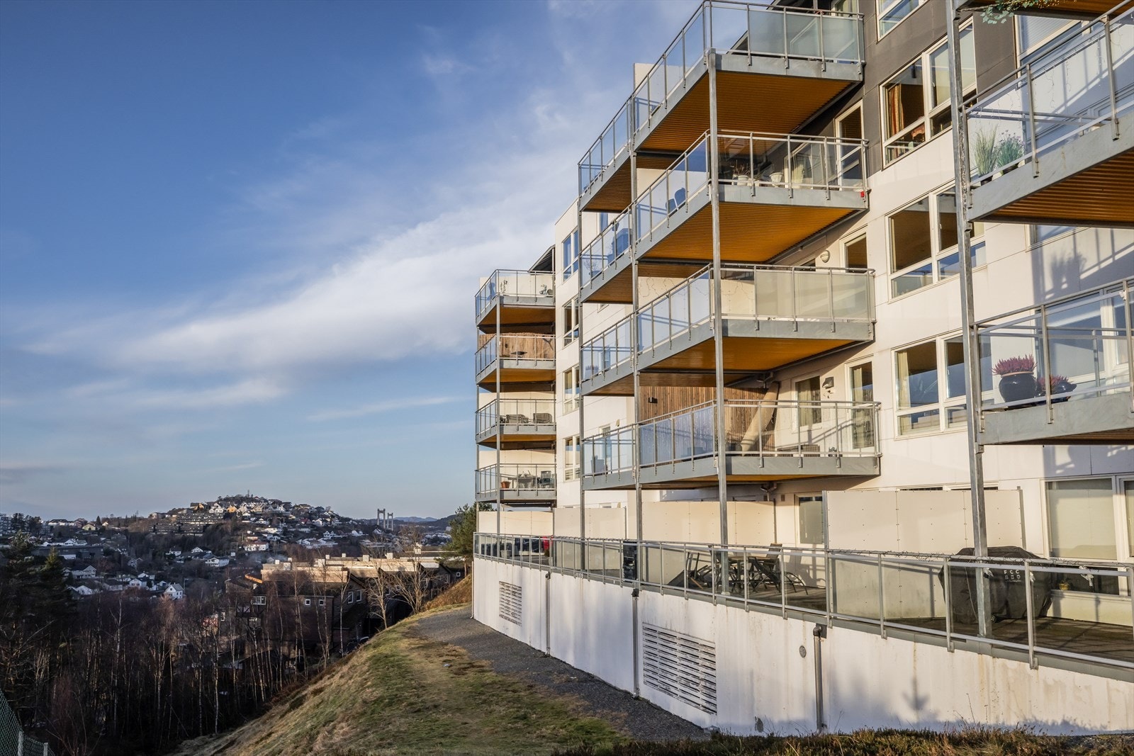 - Bygget er oppført i 2004 og har deretter god standard - Galleribilde