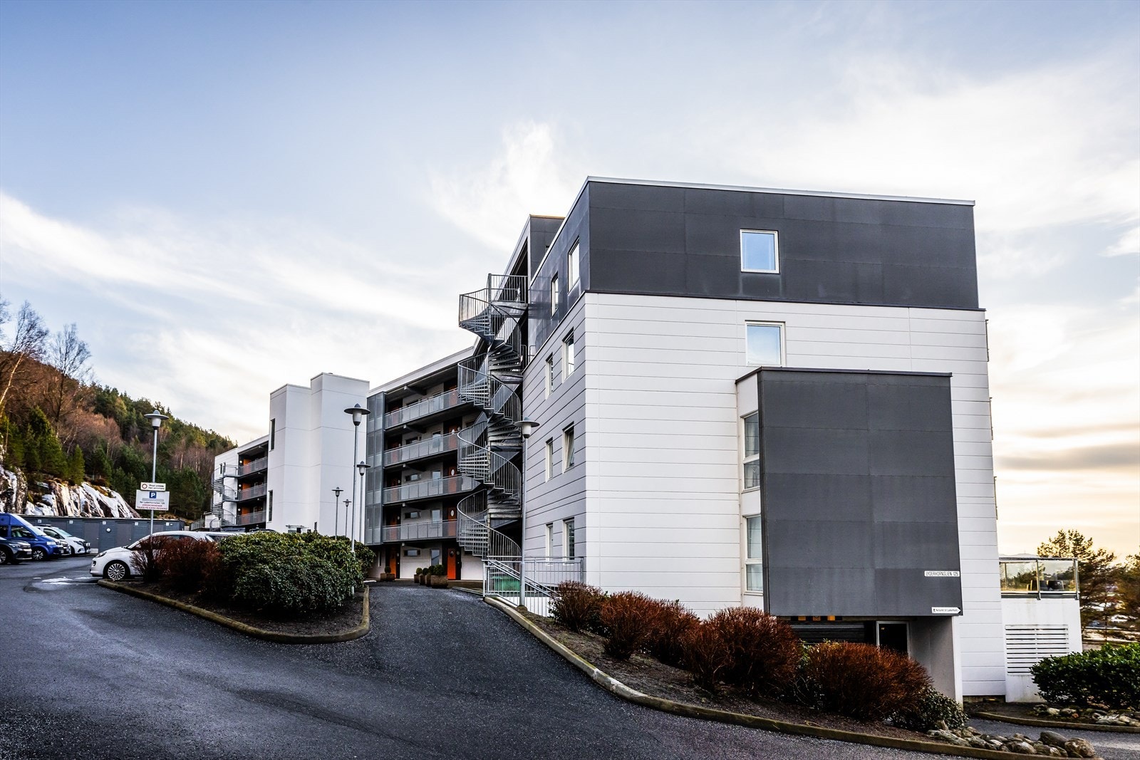 - Her er det flere parkeringsplasser forbeholdt gjester - Galleribilde