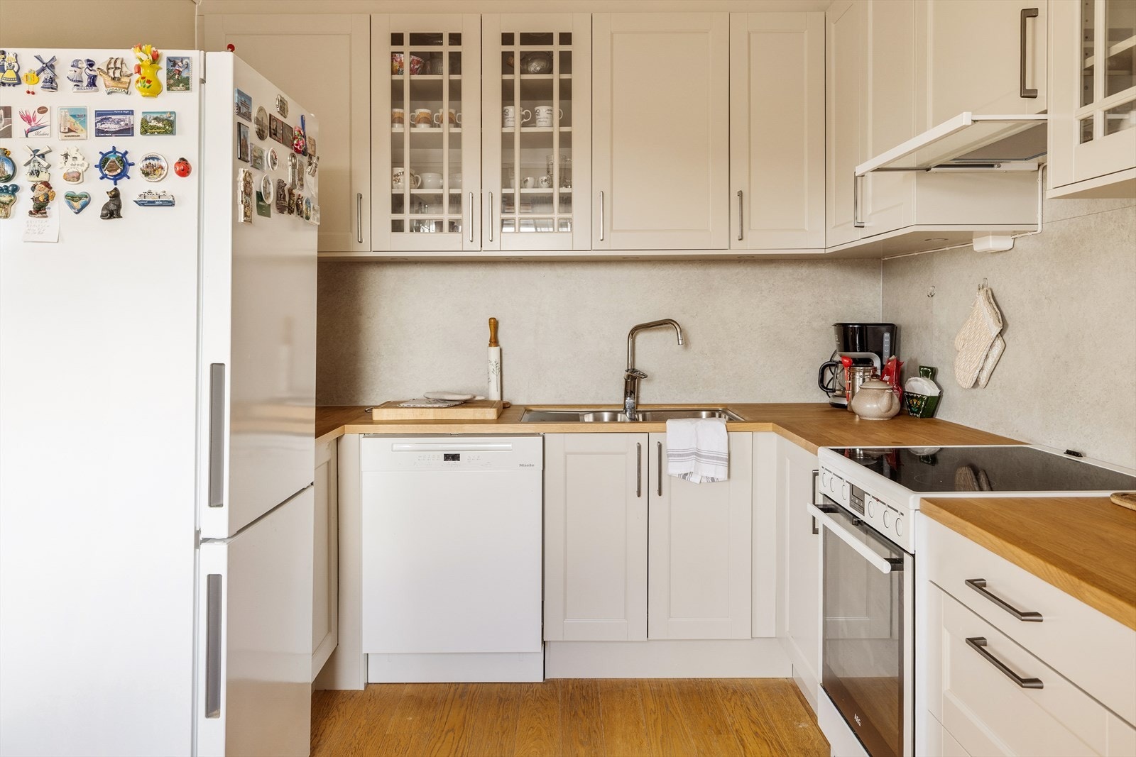 - Kjøkkeninnredning fra Norema med profilerte fronter/vitrineskap og benkeplate i tre - Galleribilde