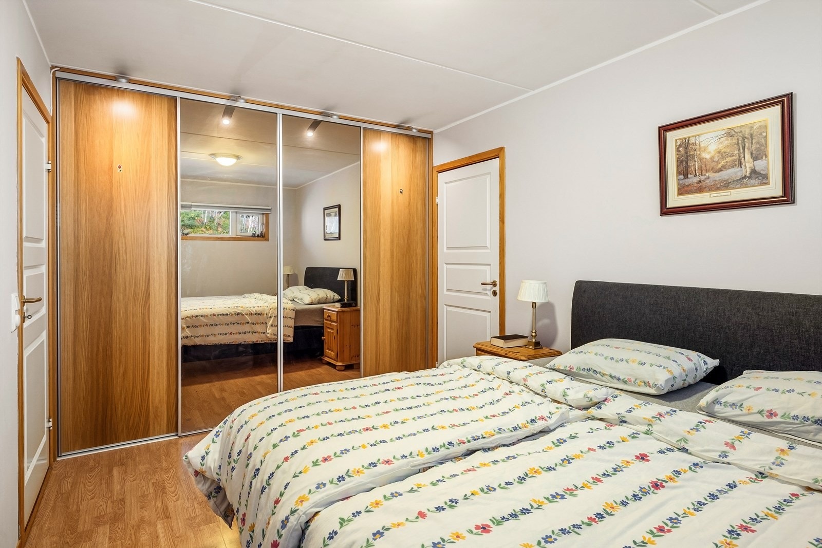 - Her har man god plass til dobbeltseng i ønsket størrelse og tilhørende møblement. Merk romslig skyvedørsgarderobe - Galleribilde