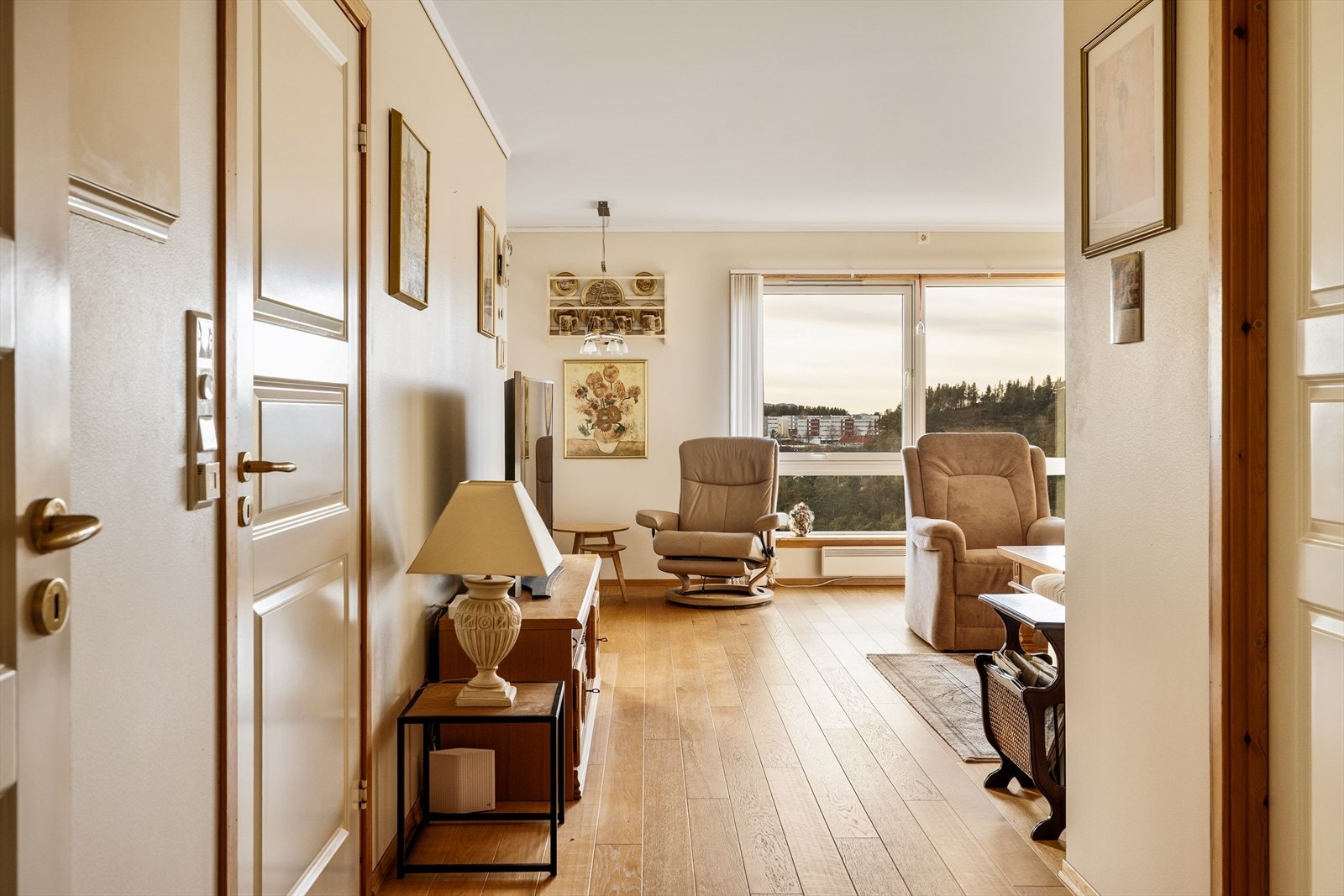 - Det er gode oppbevaringsmuligheter i innvendig bod på 6,3 m² og ekstern bod på 5,9m² - Galleribilde