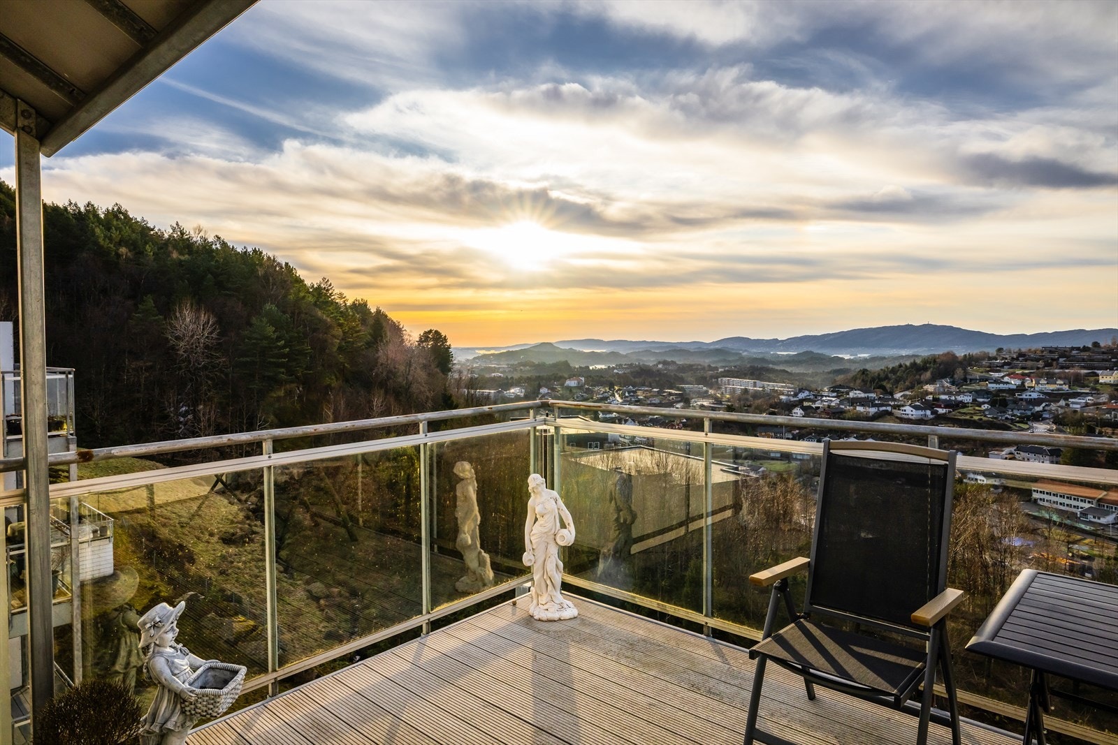 - Emera Eiendomsmegling v/Sjur Breistein har gleden av å presentere Lyderhornslien 125. Foto tatt av Silje Holte - Galleribilde