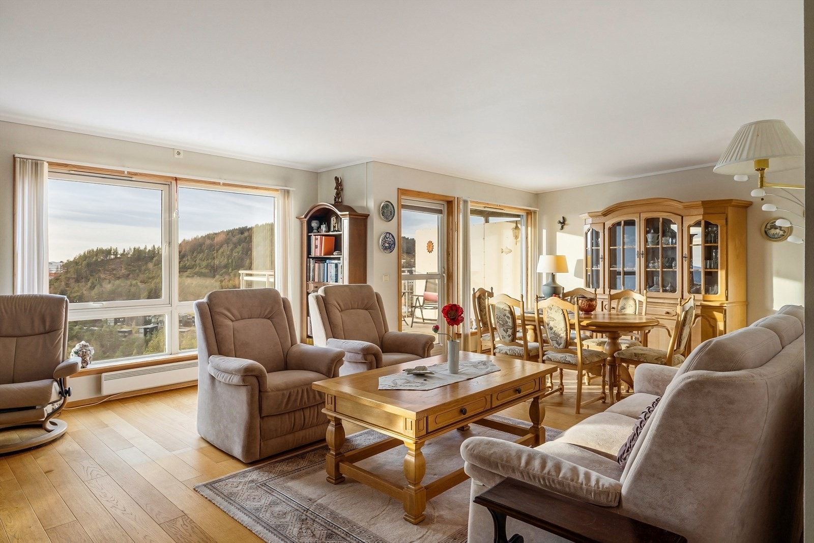 - Merk generøse vindusflater som slipper inn rikelig med naturlig sollys, uten noen form for innsyn -og nydelig utsyn Galleribilde