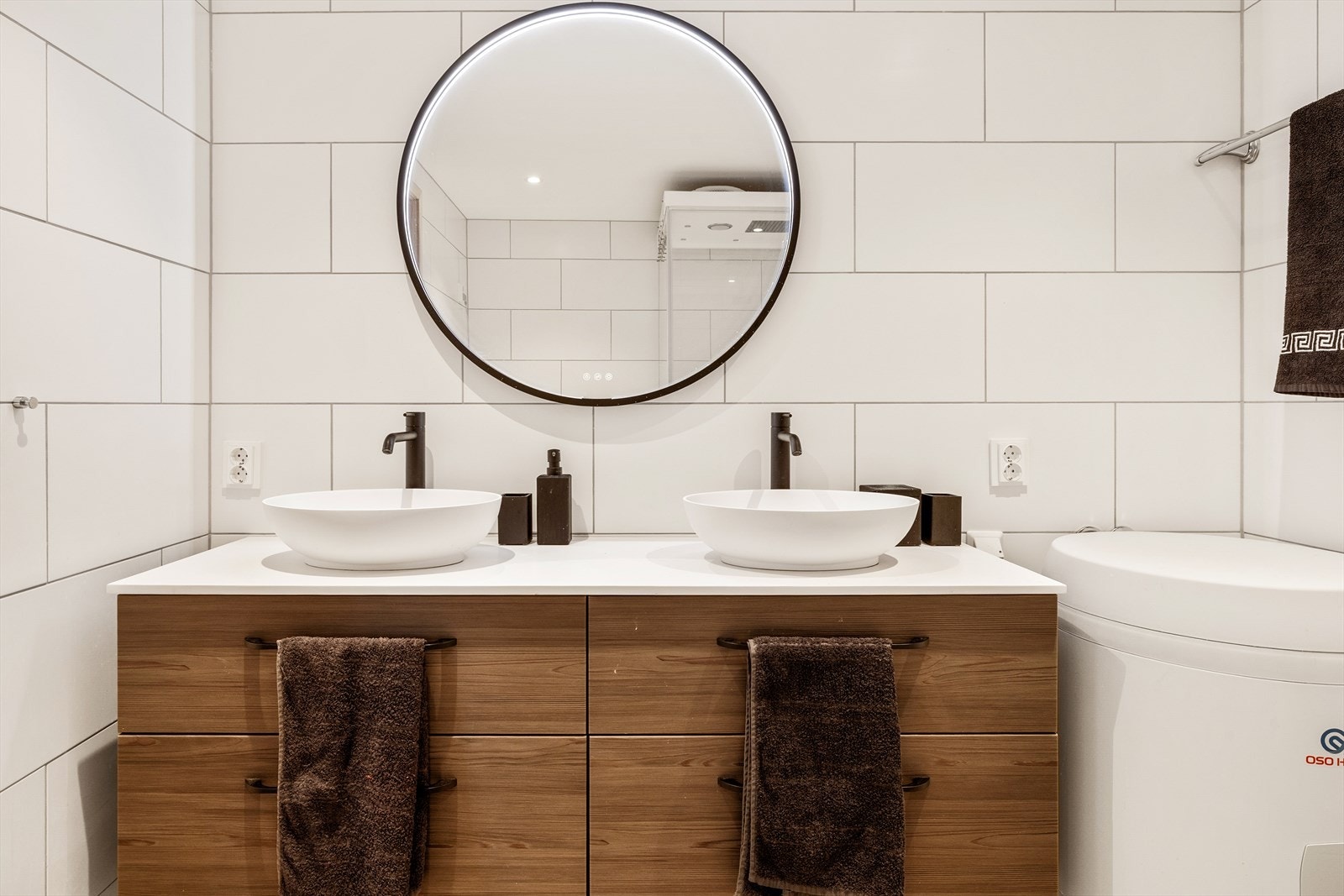 - Badet måler 6,6m² og er innredet med benkeskap m/to toppmonterte servanter, speil med belysning, opplegg for vaskemaskin, toalett og dusjkabinett - Galleribilde