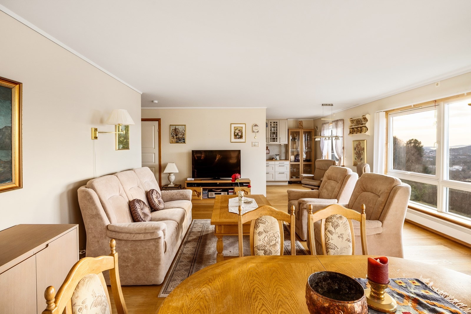 - Stuens utforming gjør det enkelt å innrede med sofa- og spisegruppe i hver sin naturlige sone - Galleribilde